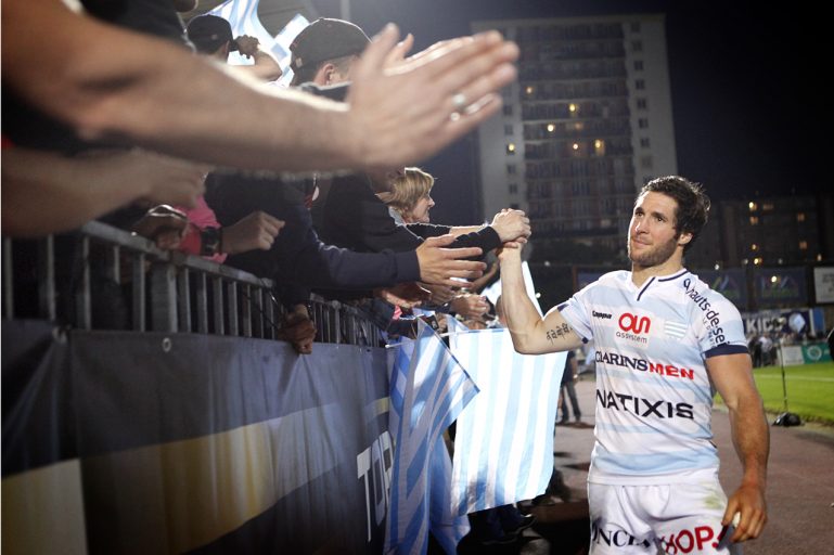 Maxime Machenaud salue les supporters