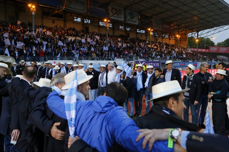 Lors du dernier match à Colombes de la saison 2016-2017, les anciens du Racing ont formé la haie d'honneur à la sortie des joueurs Ciel et Blanc.
