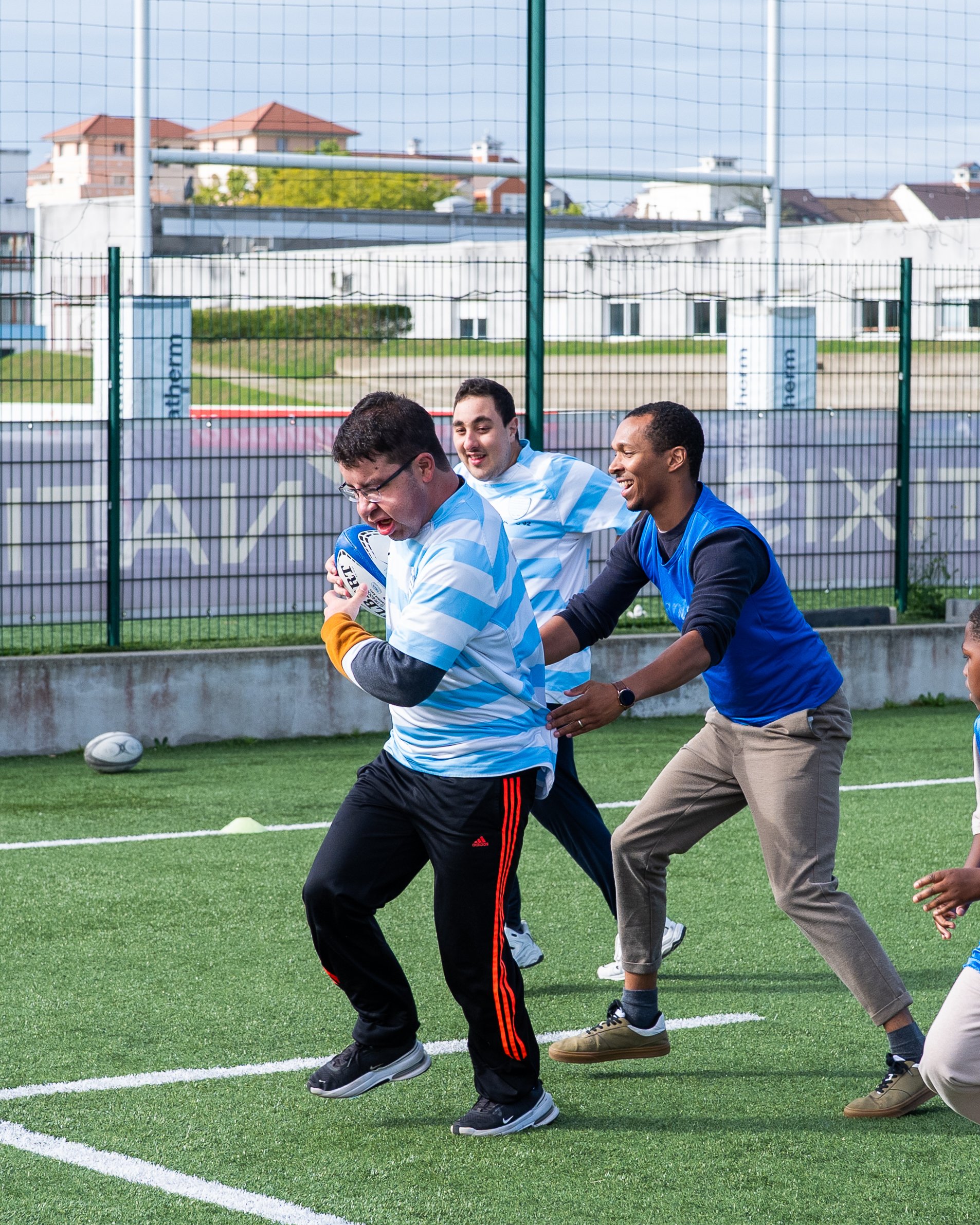 Joueurs atelier rugby adapté au centre d'entraînement