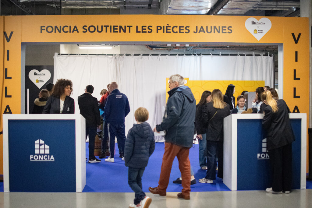 opération pièces jaunes avec foncia à paris la défense arena lors du match de rugby racing 92 usap