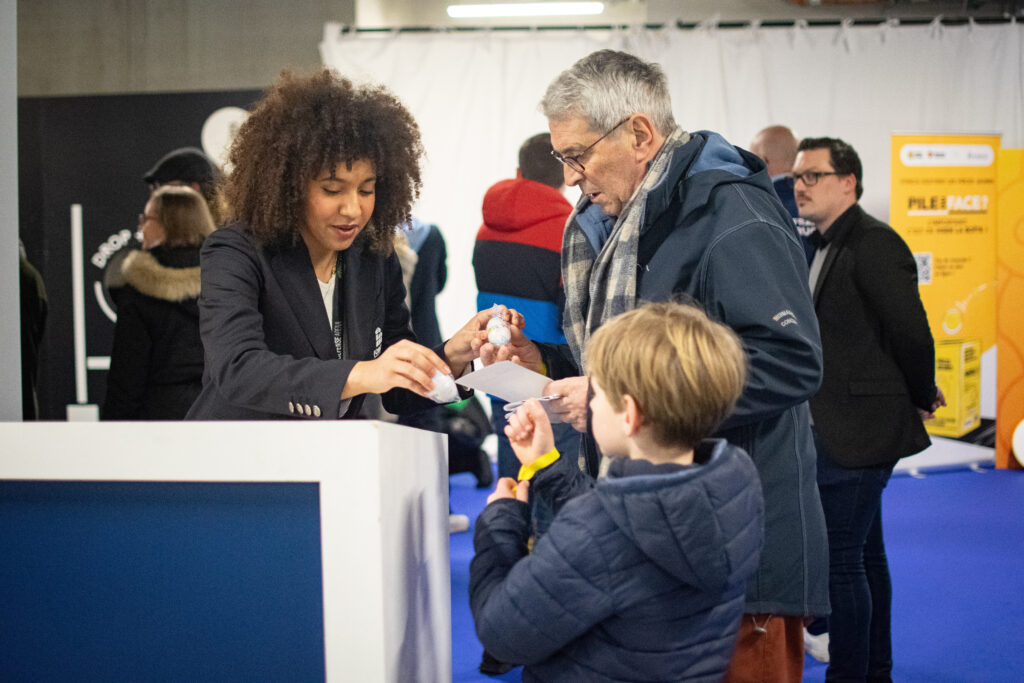 opération pièces jaunes avec foncia à paris la défense arena lors du match de rugby racing 92 usap