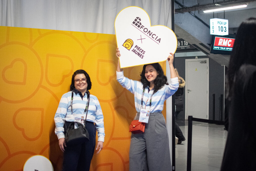 opération pièces jaunes avec foncia à paris la défense arena lors du match de rugby racing 92 usap