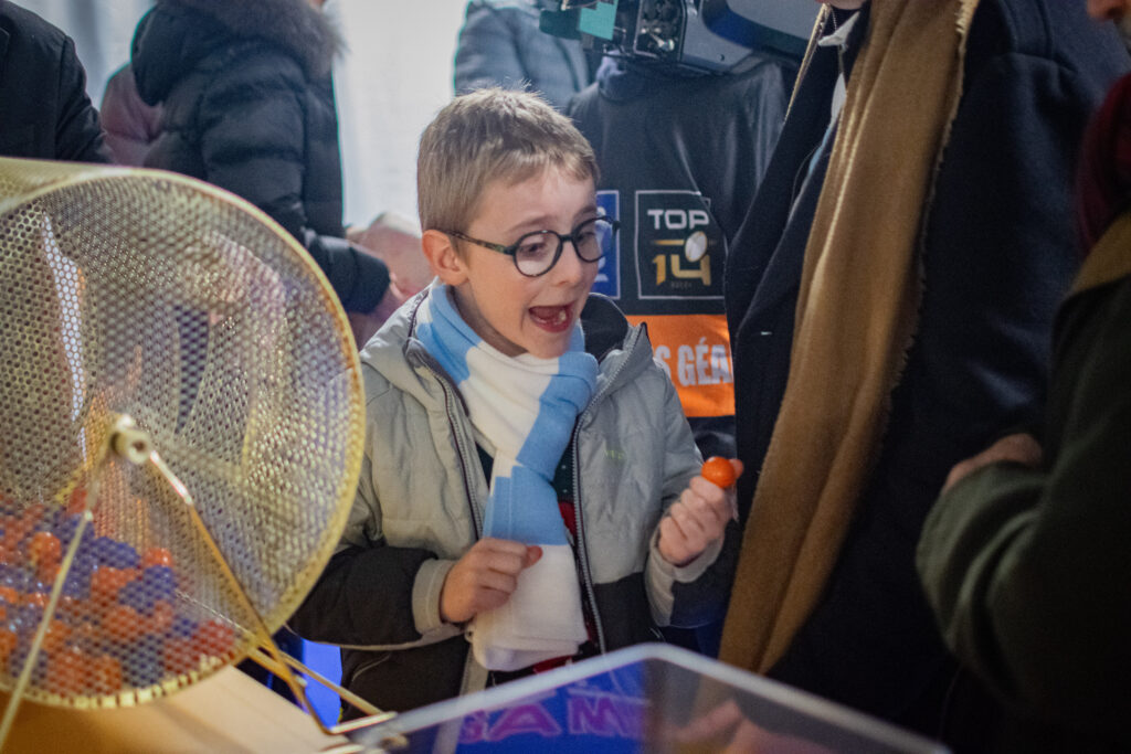 opération pièces jaunes avec foncia à paris la défense arena lors du match de rugby racing 92 usap