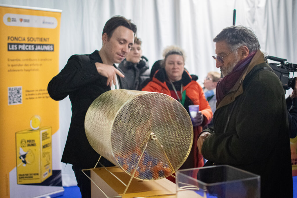 opération pièces jaunes avec foncia à paris la défense arena lors du match de rugby racing 92 usap