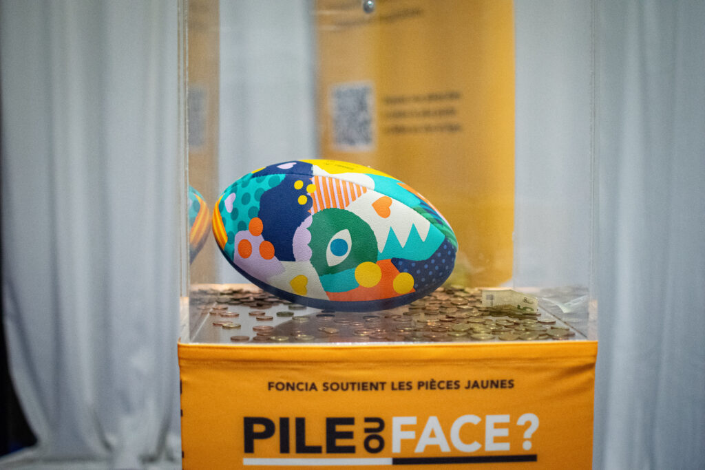 opération pièces jaunes avec foncia à paris la défense arena lors du match de rugby racing 92 usap