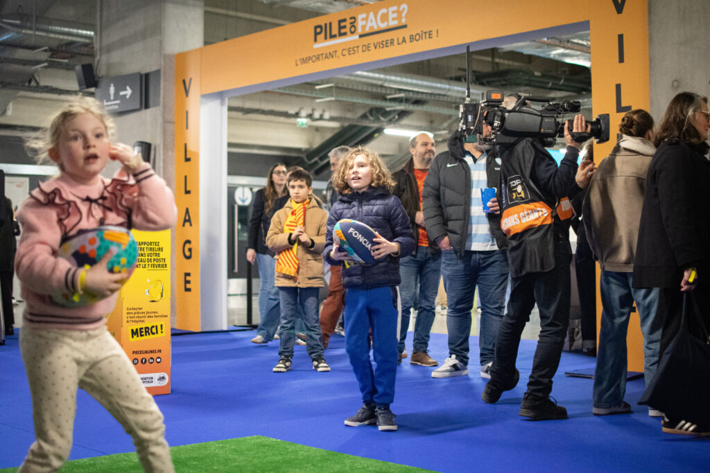 opération pièces jaunes avec foncia à paris la défense arena lors du match de rugby racing 92 usap