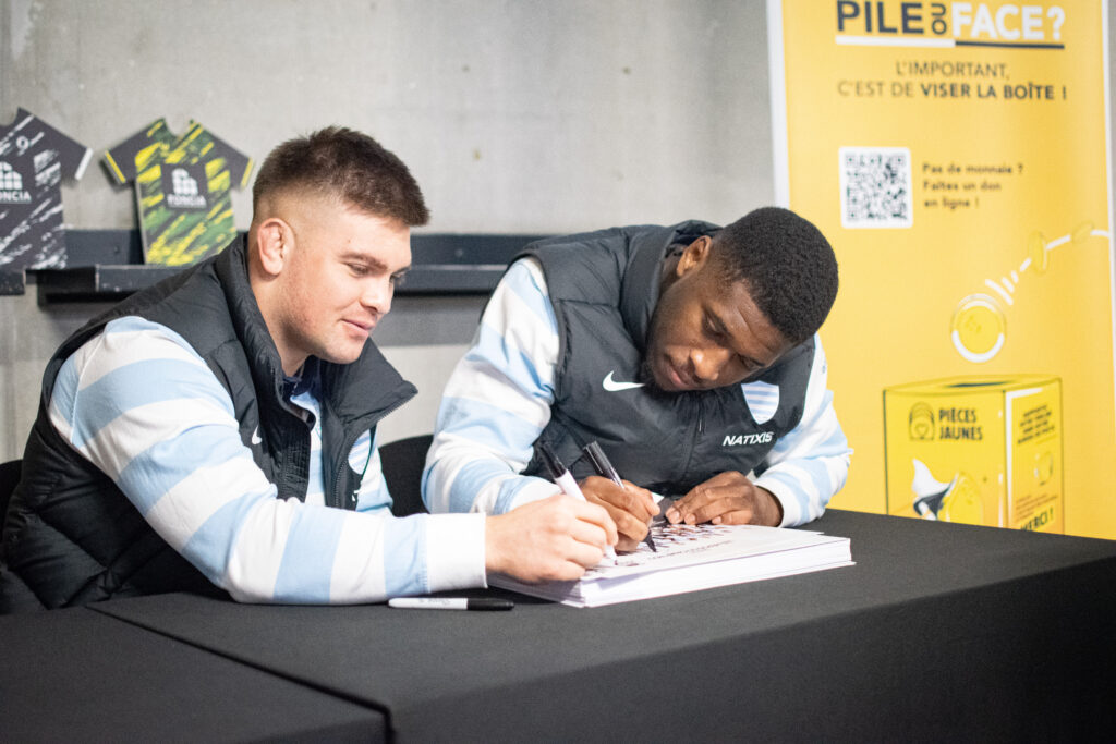 opération pièces jaunes avec foncia à paris la défense arena lors du match de rugby racing 92 usap