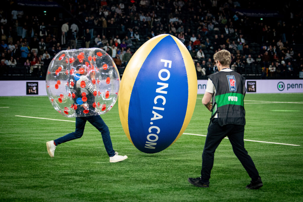 opération pièces jaunes avec foncia à paris la défense arena lors du match de rugby racing 92 usap