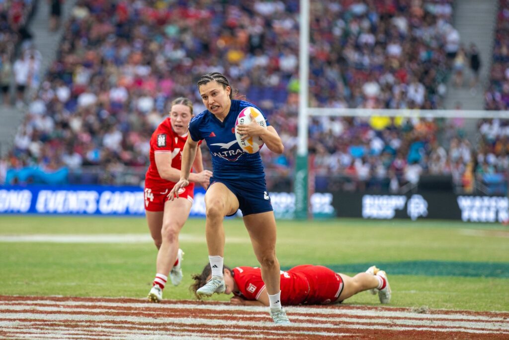 marie aurelie castel racingwoman remporte la médaille de bronze avec l'équipe de france de rugby féminin à 7 à hong kong