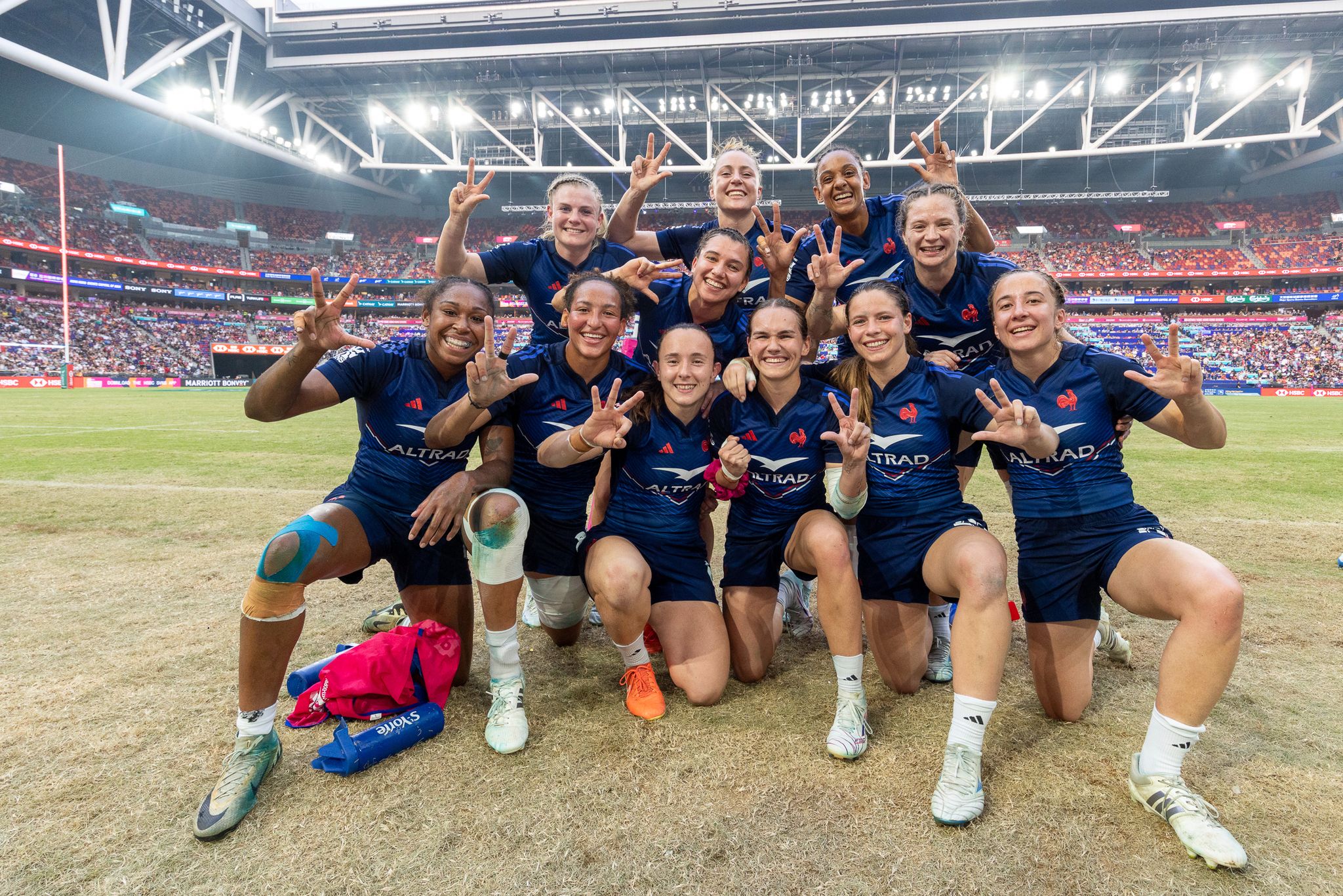 marie aurelie castel racingwoman remporte la médaille de bronze avec l'équipe de france de rugby féminin à 7 à hong kong